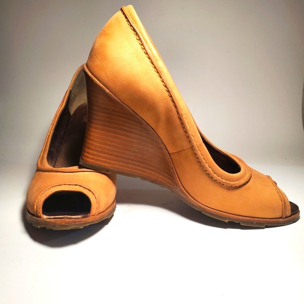 TIMBERLAND Tan Open-toe Stacked Wedge Heels Rubber Sole Leather Upper 7M - NWT - Picture 1 of 16